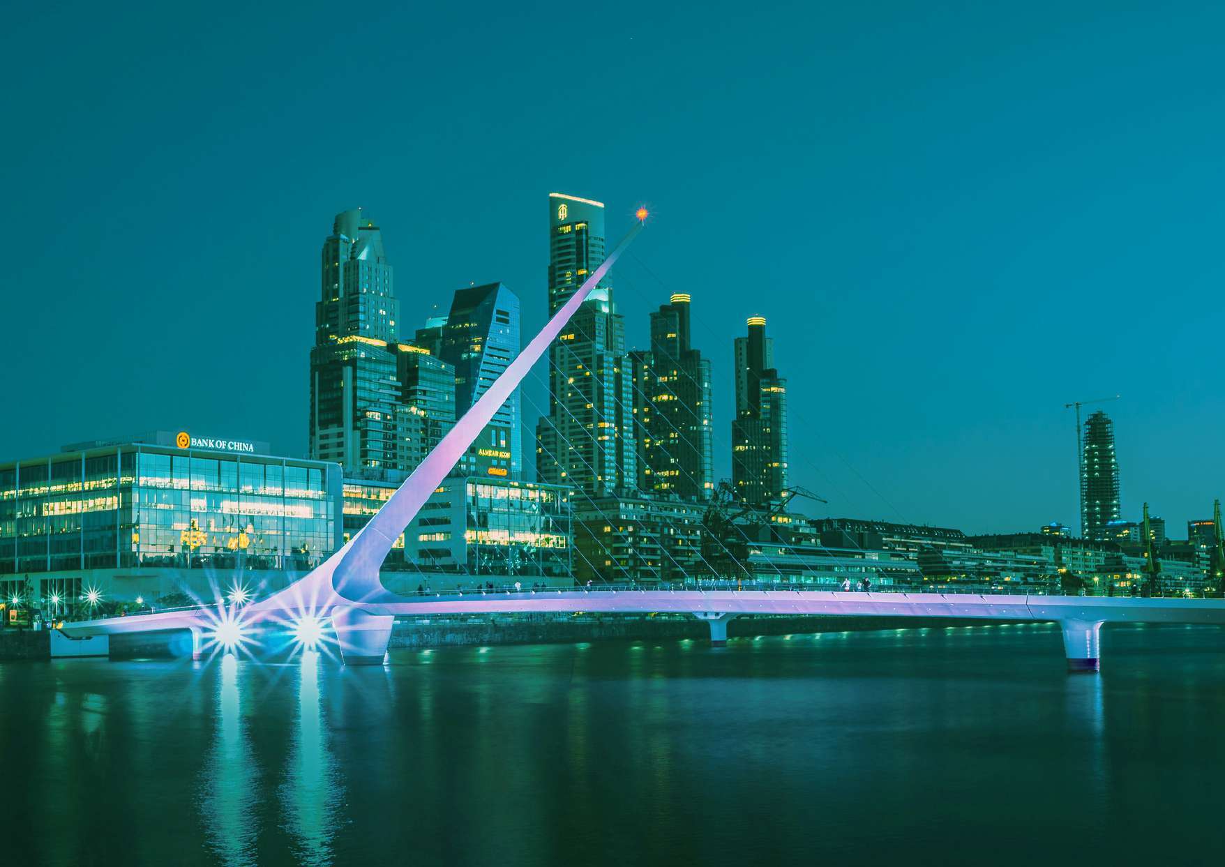 Puente de la Mujer i wieczorna panorama Puerto Madero w Buenos Aires