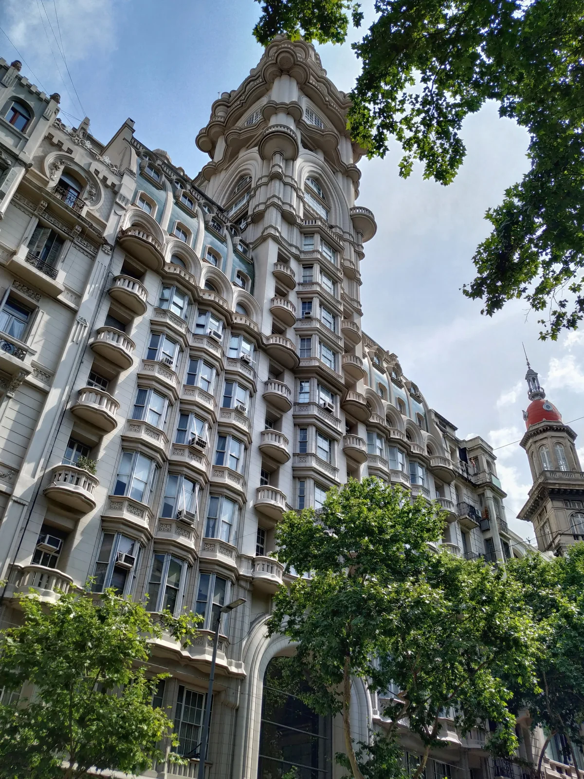 Fachada ornamental y torre del Palacio Barolo en la Avenida de Mayo de Buenos Aires