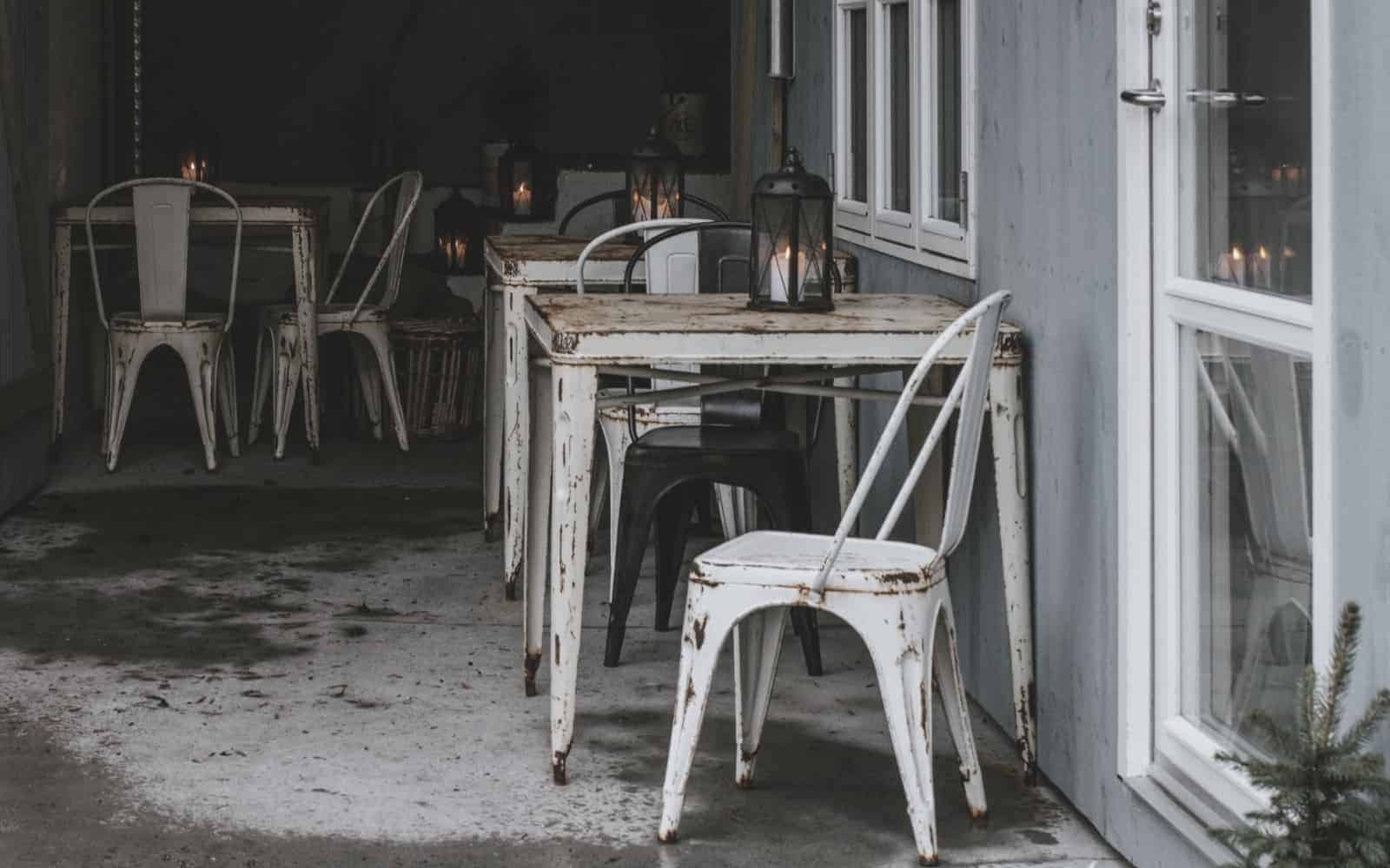 Stare krzesła stojące w przedsionku restauracji